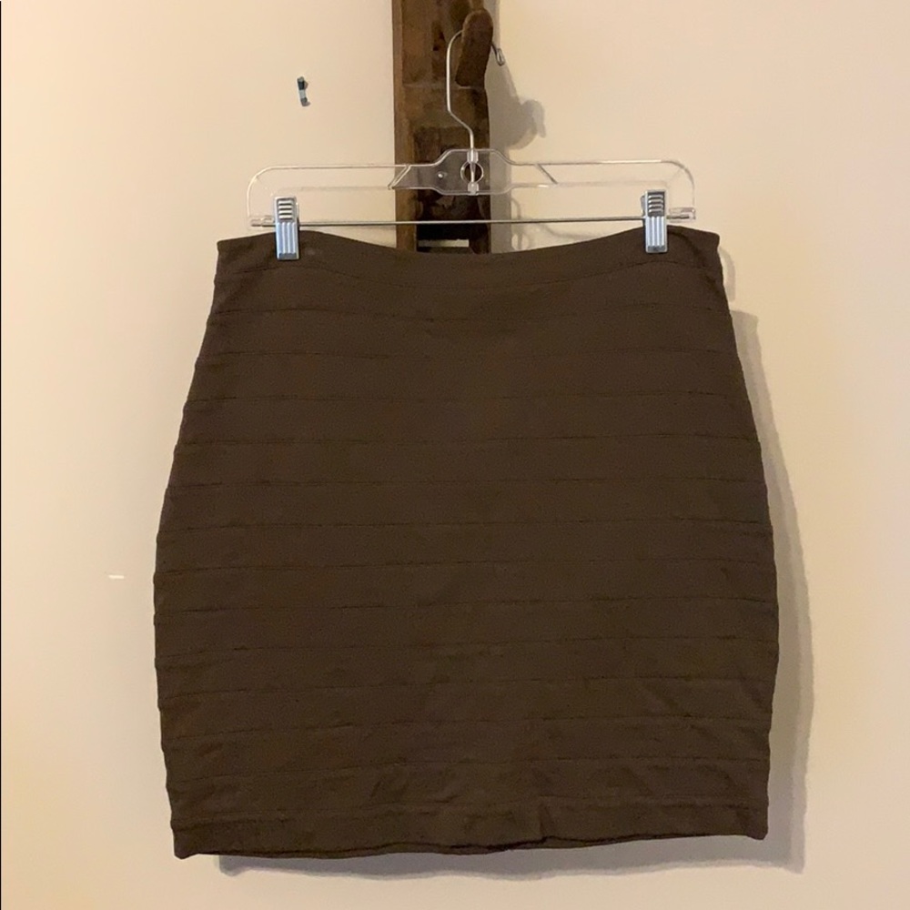 Fitted brown pencil skirt